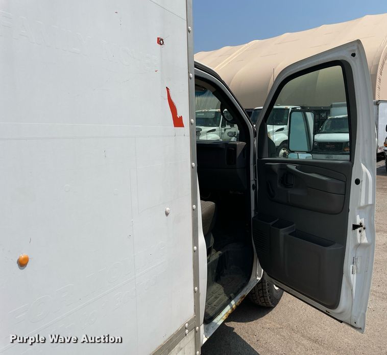 image for item DS8913 2004 GMC Savana G3500  box truck