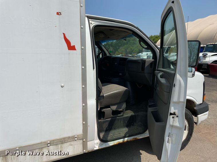 image for item DS8913 2004 GMC Savana G3500  box truck
