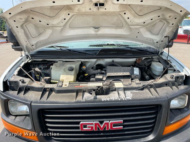 image for item DS8913 2004 GMC Savana G3500  box truck