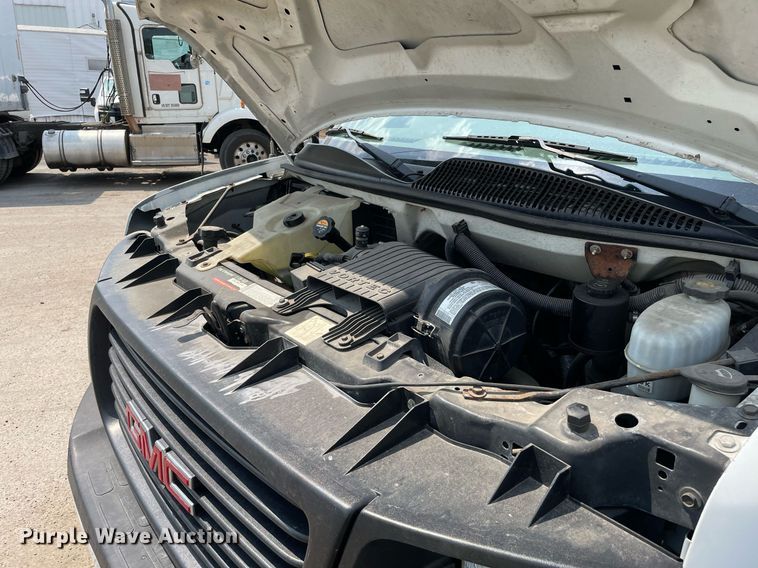 image for item DS8913 2004 GMC Savana G3500  box truck