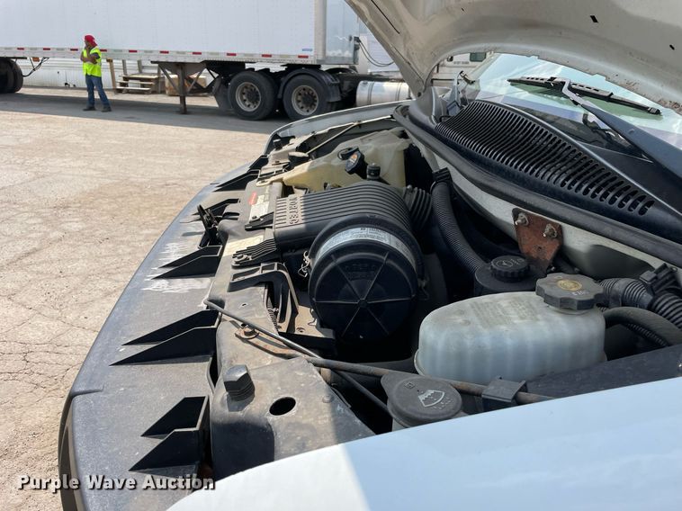 image for item DS8913 2004 GMC Savana G3500  box truck