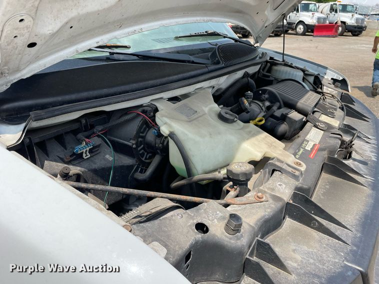 image for item DS8913 2004 GMC Savana G3500  box truck