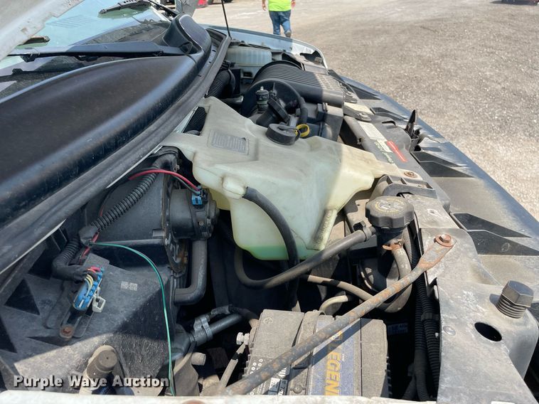 image for item DS8913 2004 GMC Savana G3500  box truck