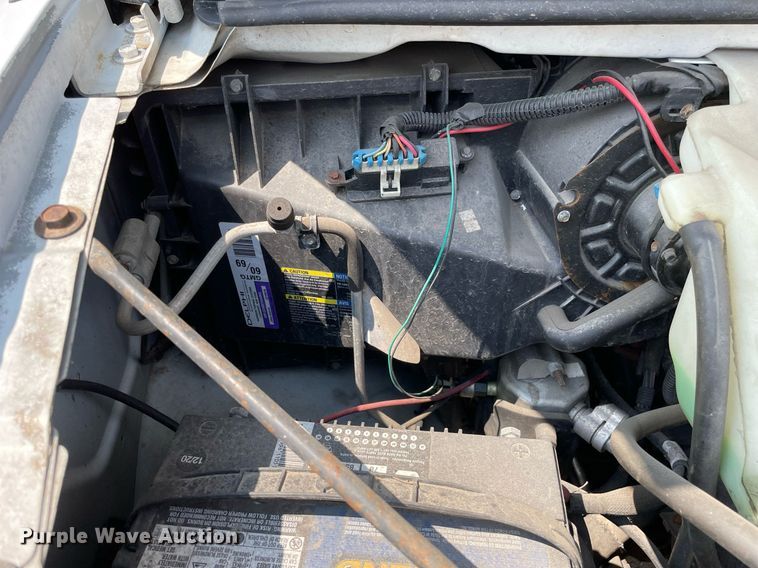 image for item DS8913 2004 GMC Savana G3500  box truck