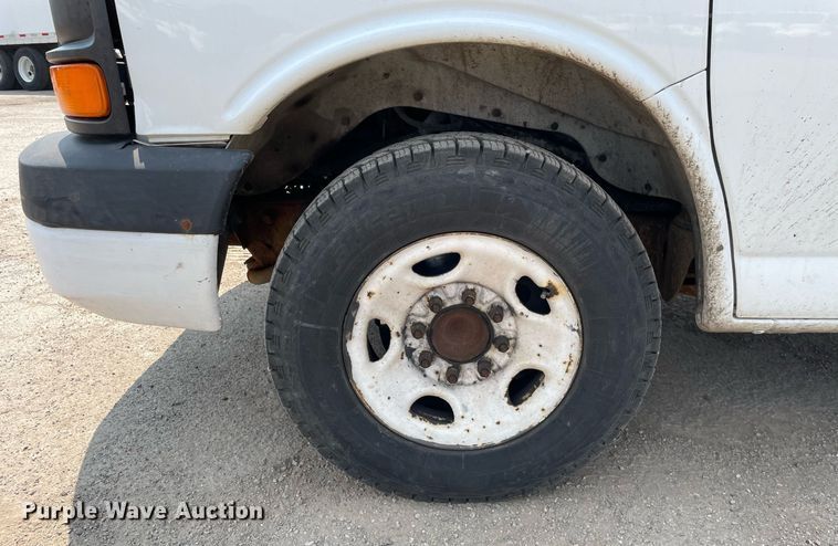image for item DS8913 2004 GMC Savana G3500  box truck