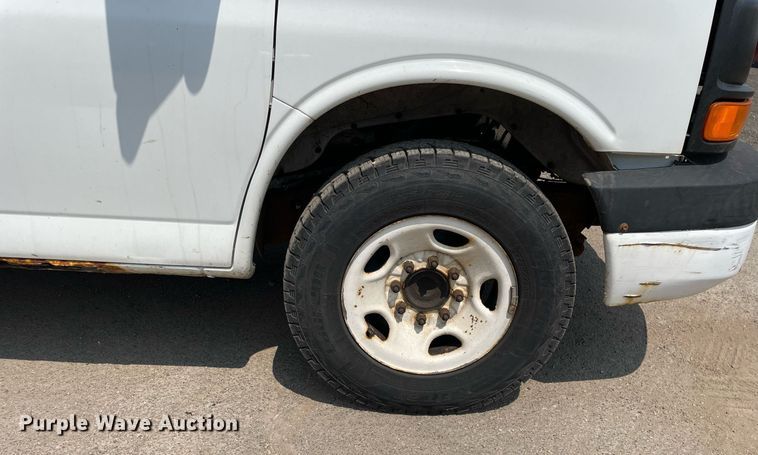 image for item DS8913 2004 GMC Savana G3500  box truck