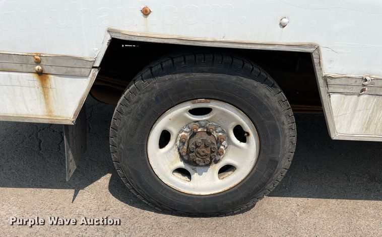 image for item DS8913 2004 GMC Savana G3500  box truck