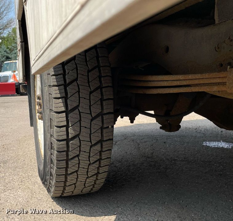 image for item DS8913 2004 GMC Savana G3500  box truck