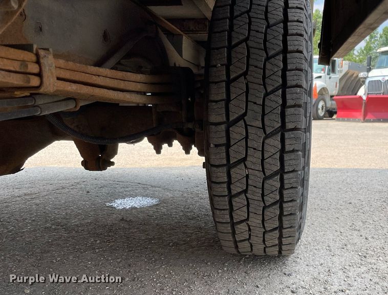 image for item DS8913 2004 GMC Savana G3500  box truck