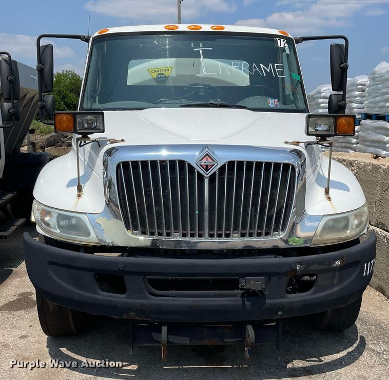 image for item DS8914 2005 International 4300  de-icer truck