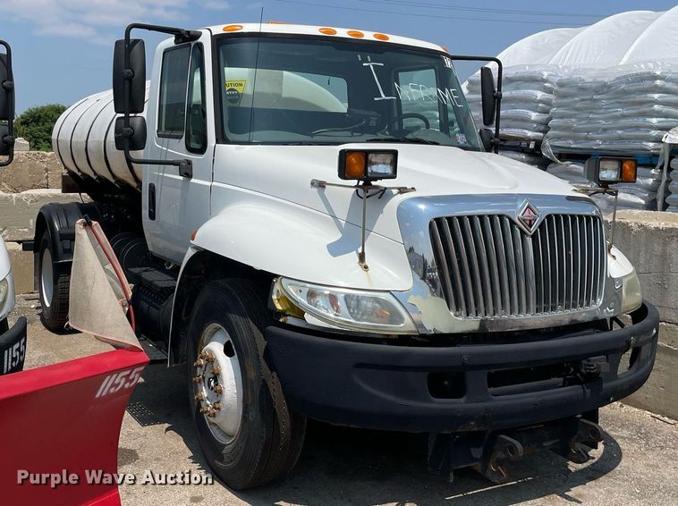 image for item DS8914 2005 International 4300  de-icer truck