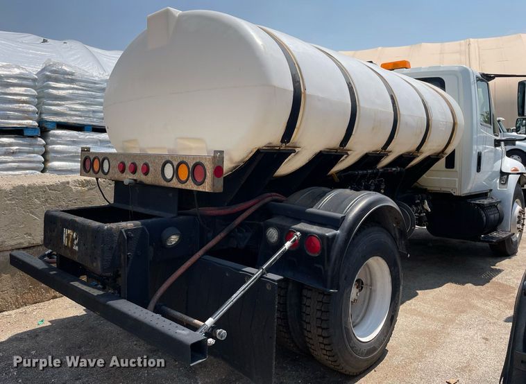 image for item DS8914 2005 International 4300  de-icer truck