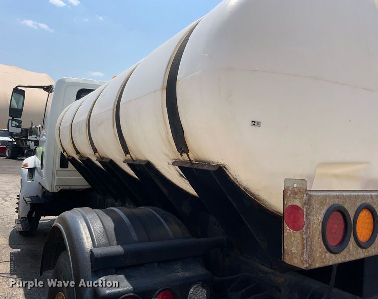 image for item DS8914 2005 International 4300  de-icer truck