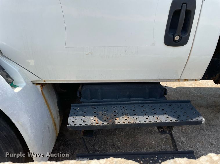 image for item DS8914 2005 International 4300  de-icer truck