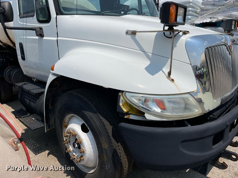 image for item DS8914 2005 International 4300  de-icer truck