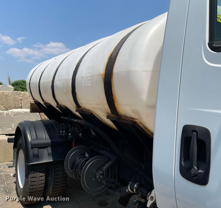 image for item DS8914 2005 International 4300  de-icer truck