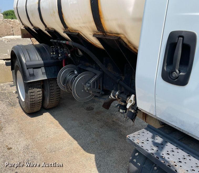 image for item DS8914 2005 International 4300  de-icer truck