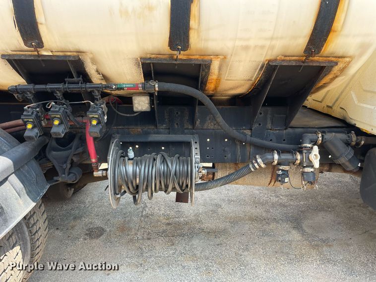 image for item DS8914 2005 International 4300  de-icer truck