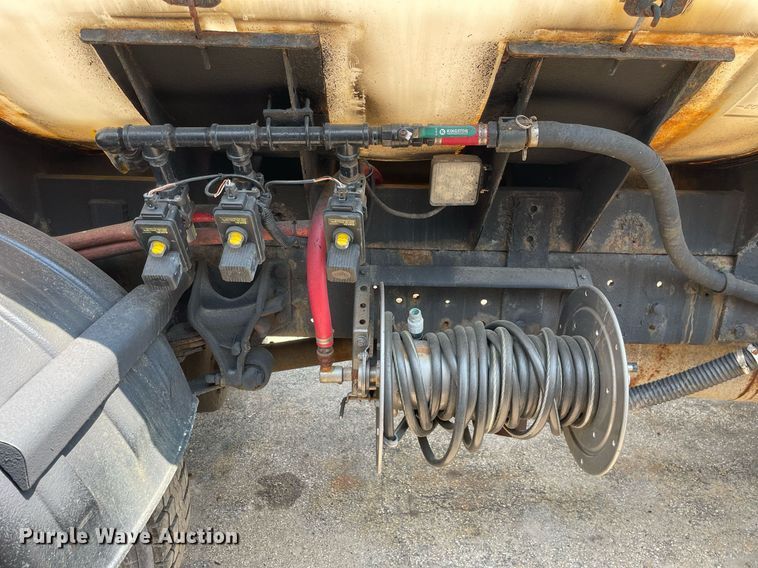 image for item DS8914 2005 International 4300  de-icer truck