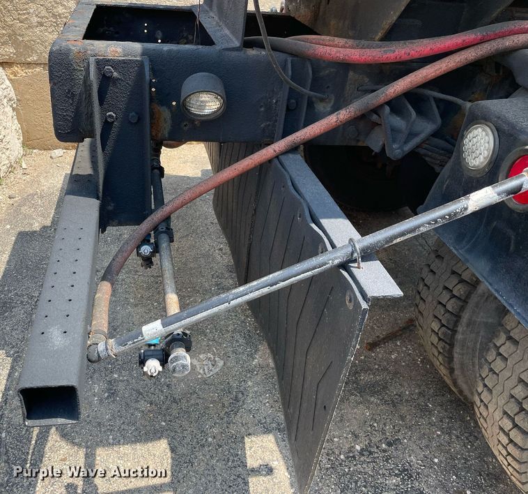 image for item DS8914 2005 International 4300  de-icer truck