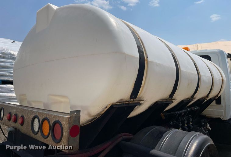 image for item DS8914 2005 International 4300  de-icer truck