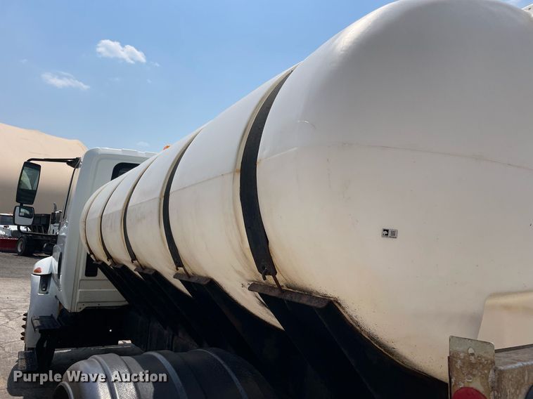 image for item DS8914 2005 International 4300  de-icer truck