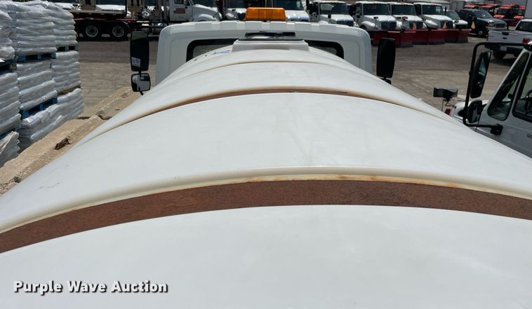 image for item DS8914 2005 International 4300  de-icer truck