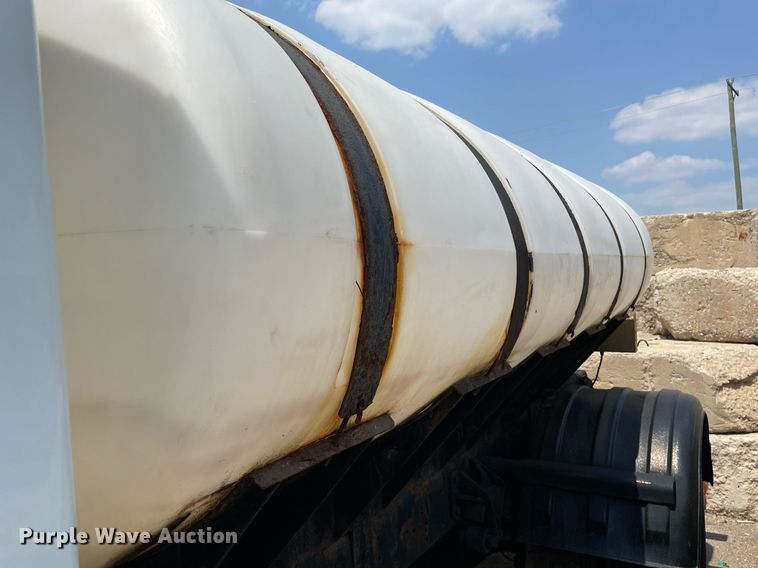 image for item DS8914 2005 International 4300  de-icer truck