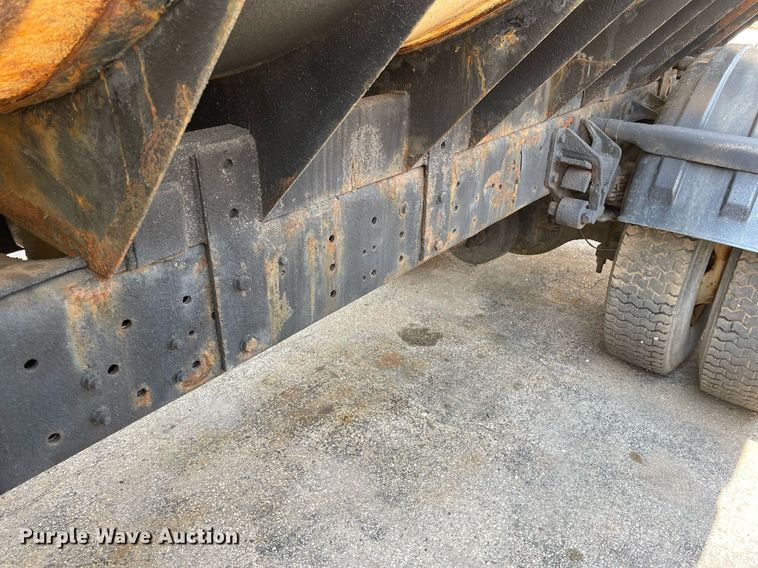 image for item DS8914 2005 International 4300  de-icer truck