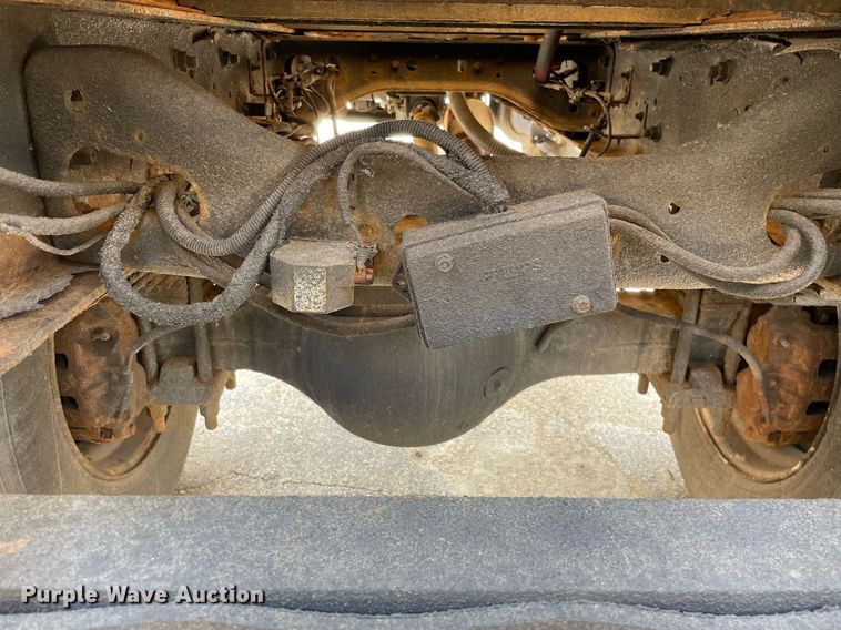 image for item DS8914 2005 International 4300  de-icer truck