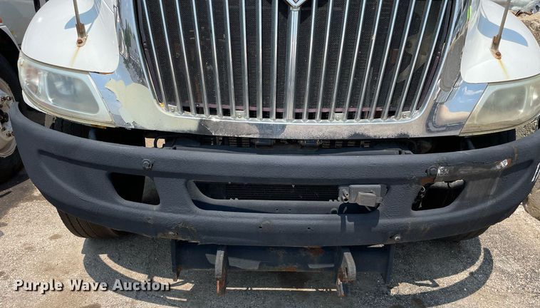 image for item DS8914 2005 International 4300  de-icer truck