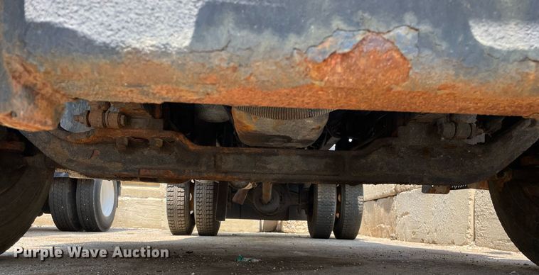 image for item DS8914 2005 International 4300  de-icer truck