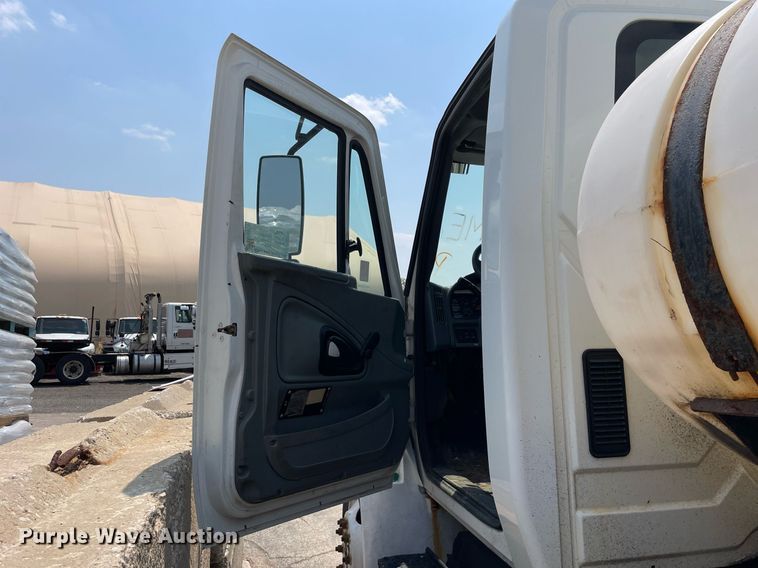 image for item DS8914 2005 International 4300  de-icer truck