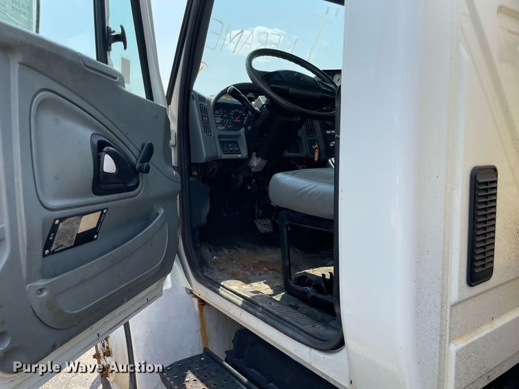 image for item DS8914 2005 International 4300  de-icer truck