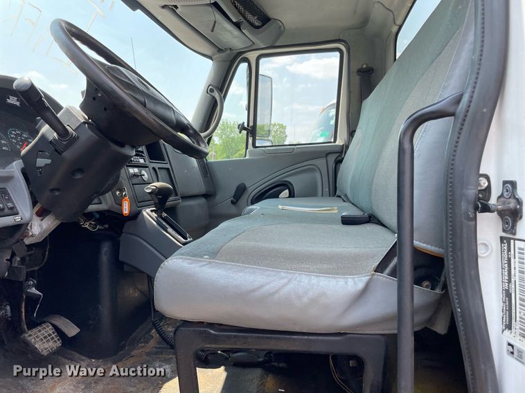 image for item DS8914 2005 International 4300  de-icer truck