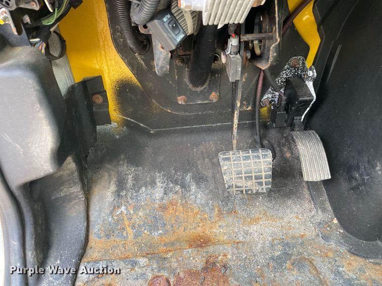 image for item DS8914 2005 International 4300  de-icer truck