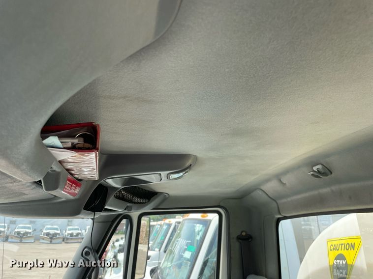 image for item DS8914 2005 International 4300  de-icer truck