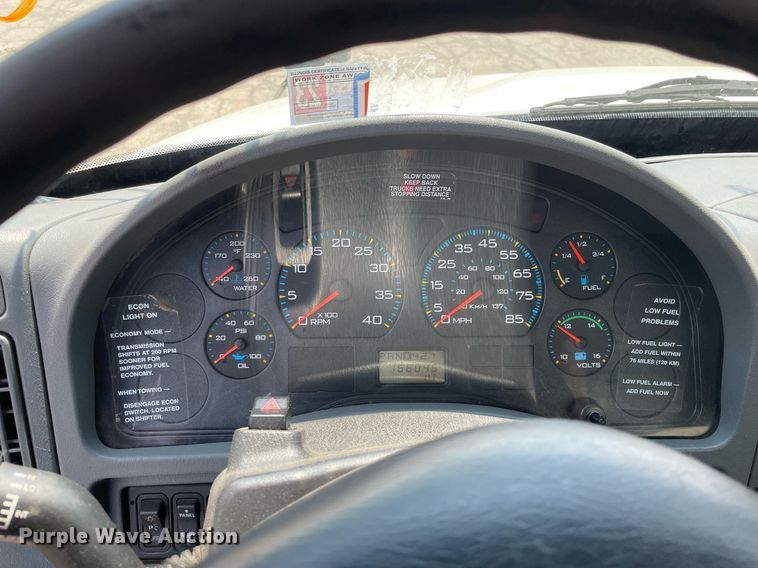 image for item DS8914 2005 International 4300  de-icer truck