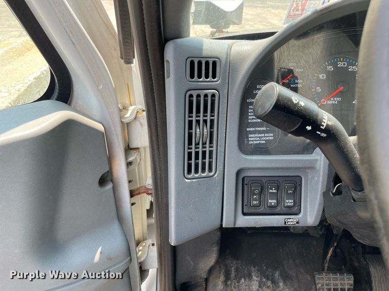 image for item DS8914 2005 International 4300  de-icer truck