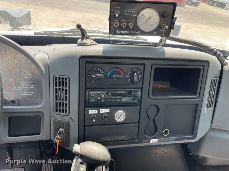 image for item DS8914 2005 International 4300  de-icer truck