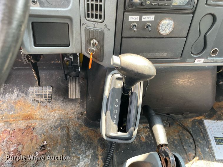 image for item DS8914 2005 International 4300  de-icer truck