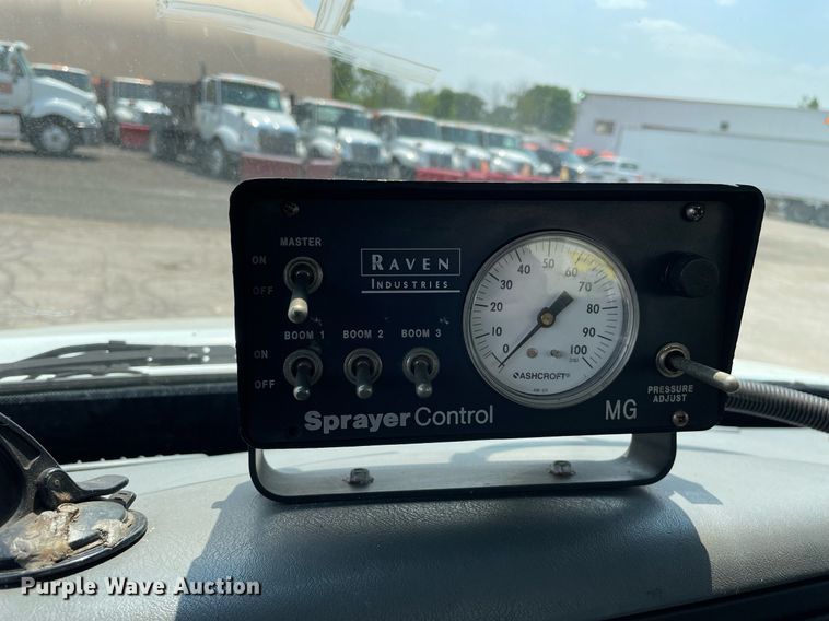 image for item DS8914 2005 International 4300  de-icer truck