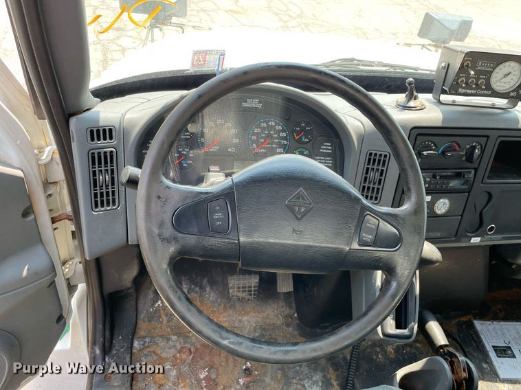 image for item DS8914 2005 International 4300  de-icer truck