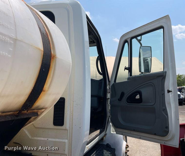 image for item DS8914 2005 International 4300  de-icer truck