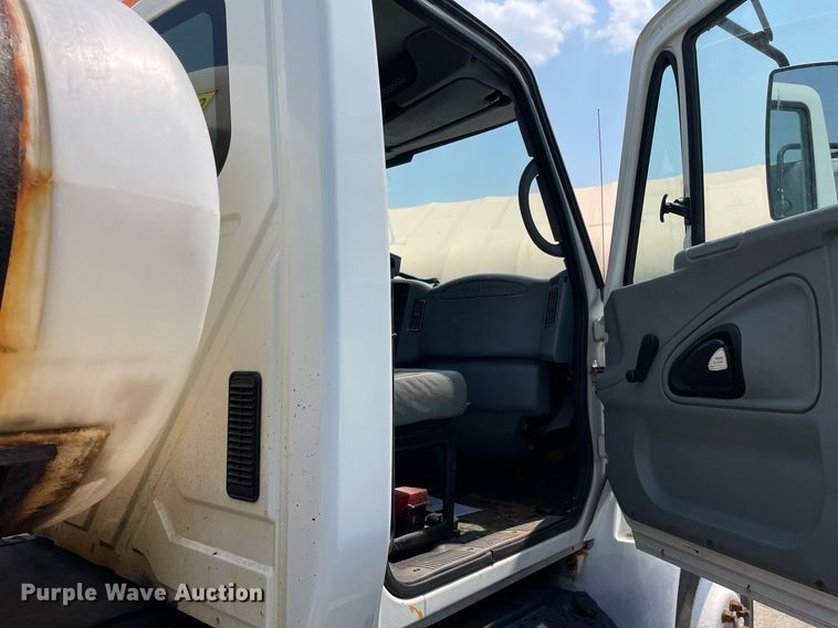 image for item DS8914 2005 International 4300  de-icer truck