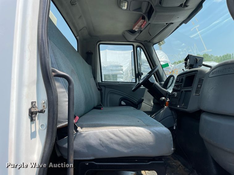 image for item DS8914 2005 International 4300  de-icer truck