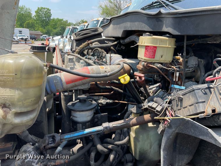 image for item DS8914 2005 International 4300  de-icer truck