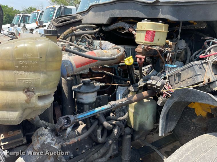 image for item DS8914 2005 International 4300  de-icer truck