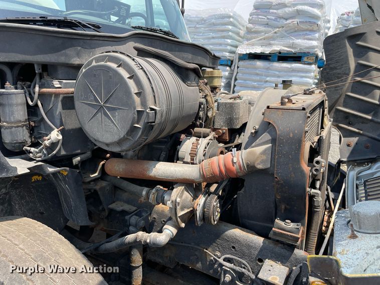 image for item DS8914 2005 International 4300  de-icer truck