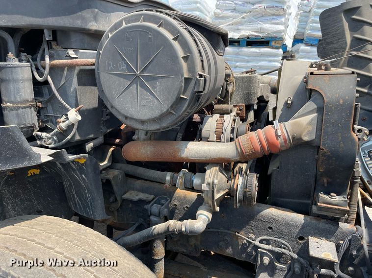 image for item DS8914 2005 International 4300  de-icer truck